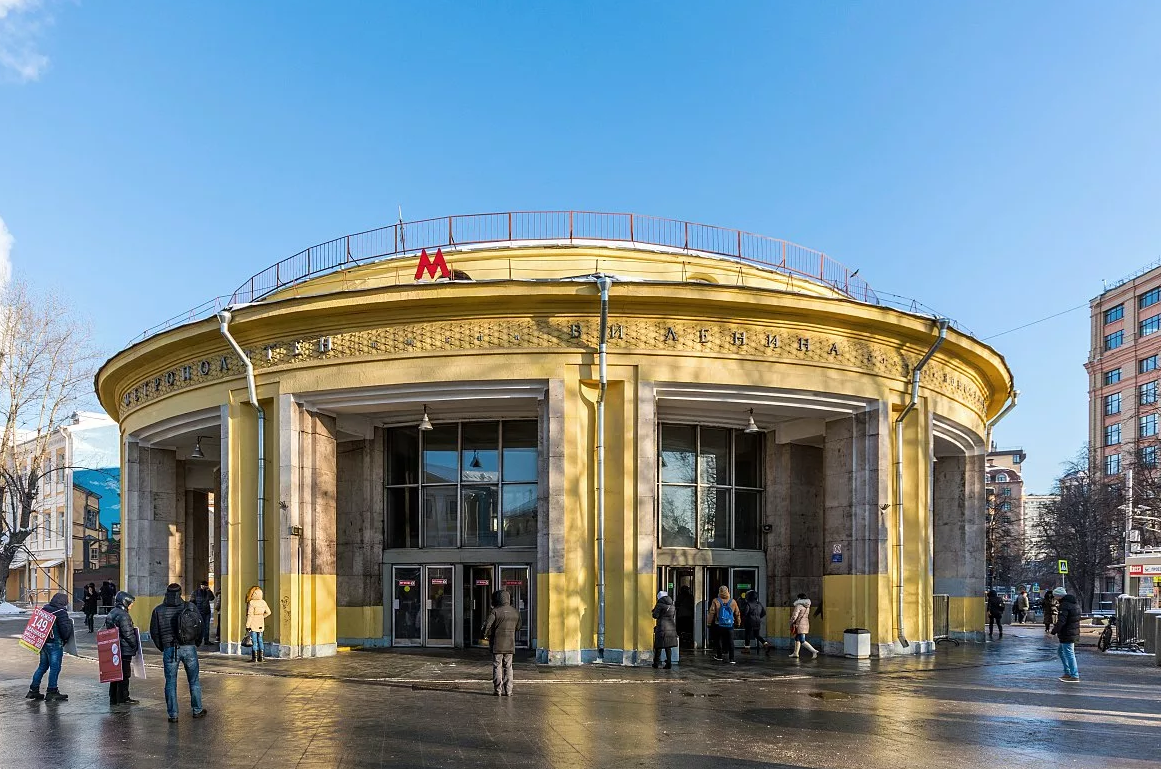 Вход в метро Москва
