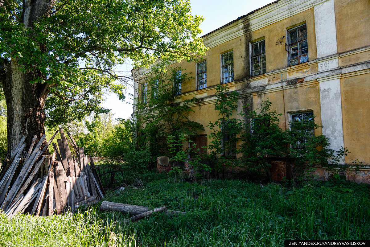 В Тульской области нашёл остатки вокзала, где Лев Толстой купил свой  последний билет на поезд. Сейчас это аварийный жилой дом | Путешествия и  всего по чуть-чуть | Дзен