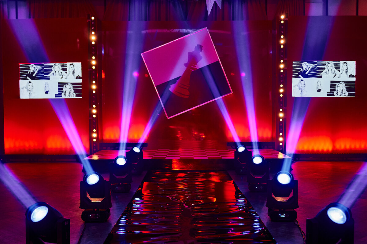 Вячеслав Пробочкин, техническое обеспечение Шоу программ: Ааааааа. Ну смотри, чтобы потом на фото и видео красиво смотрелось. Ну вау-эффект потом, когда смотришь фото и видео. Праздник проходит в эйфории, ты даже не успеваешь заметить, а свет потом останется на фотографиях. ⁣⁣⠀ ⁣⁣⠀
📍Екатерина Шакланова, организатор: Чтобы было все красиво. Чем больше света, тем красивей будет мероприятие. Оно⠀ будет более концептуальней. Успех торжества на 70% зависит от технического оснащения мероприятия и из них более 50% это свет.⁣⁣⠀
Также светом можно выстроить концептуальную линию торжества и расставить акценты на самых эффектных моментах.⁣⁣⠀
⁣⁣⠀