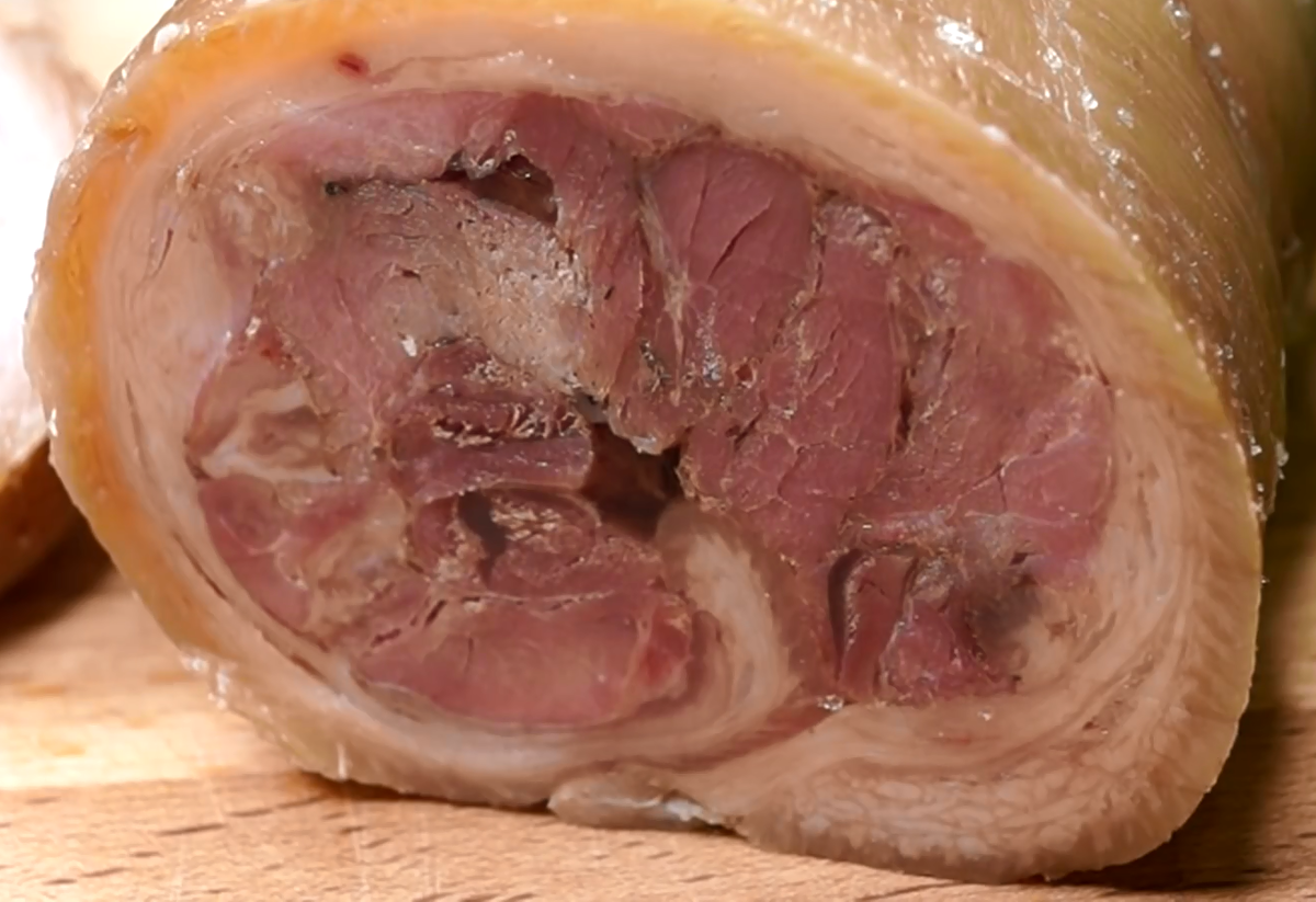 зельц из свиной рульки. свиная рулька в ветчиннице. свиная рулька в ветчиннице. ветчина из рульки в рульке. ветчина домашняя из рульки в ветчиннице.