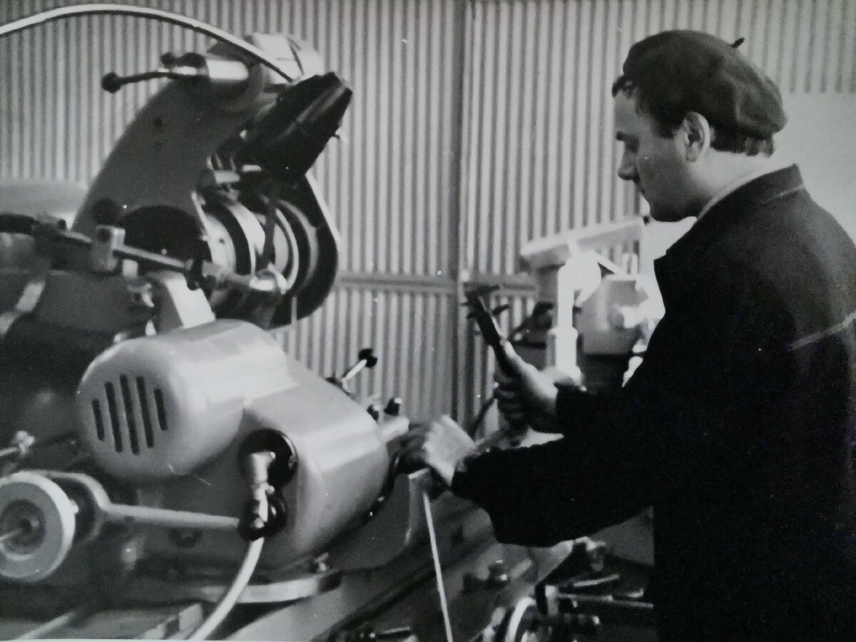 Отец за рабочим станком. Завод "Магнит"