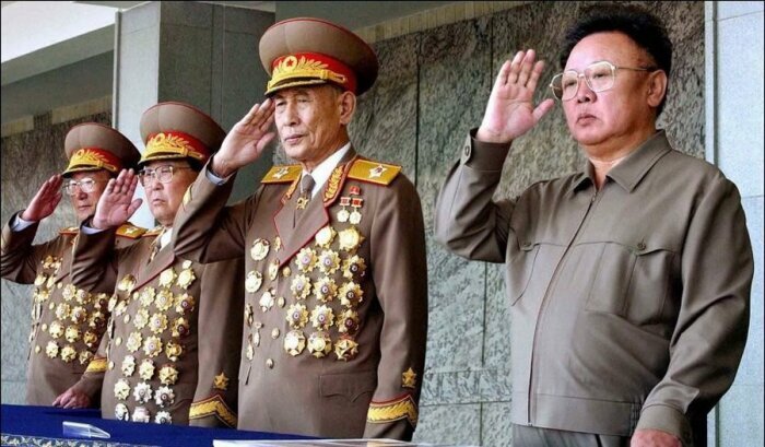  Многие наверняка обращали внимание в новостях или на фото в Сети, что все пиджаки высокопоставленных военнослужащих в Северной Корее увешаны медалями.