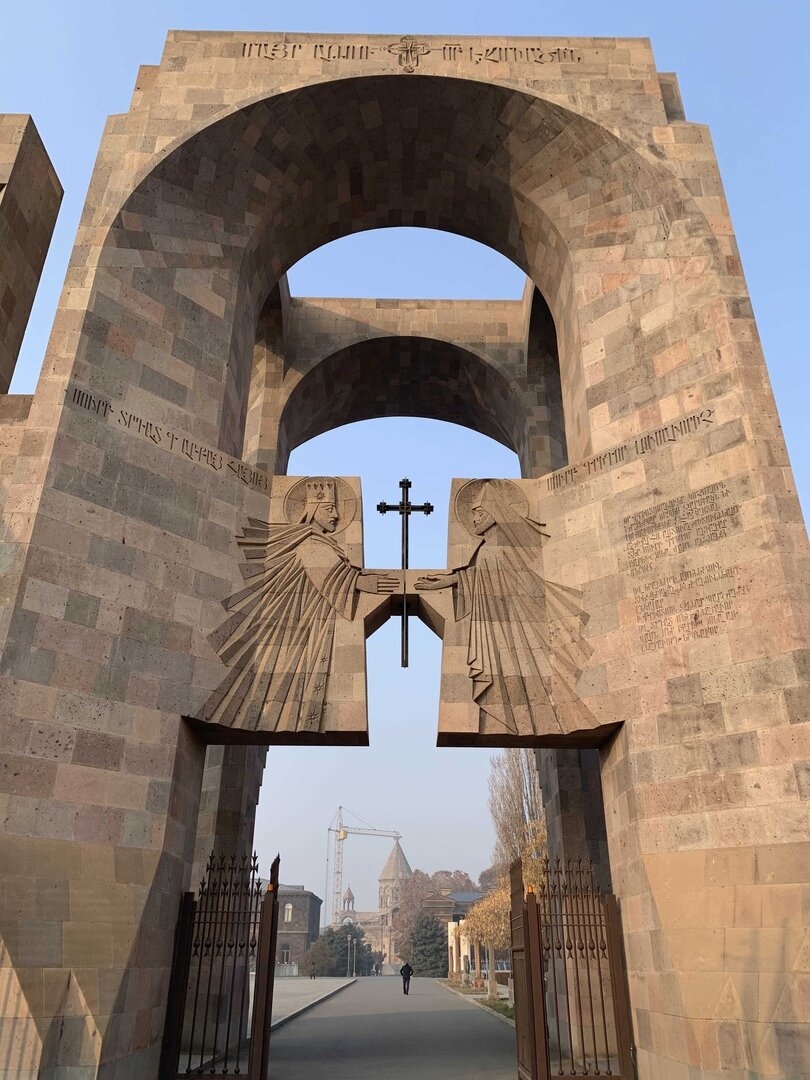 Ворота Царя Святого Трдата Великого и Григория Просветителя. Виден кафедральный собор