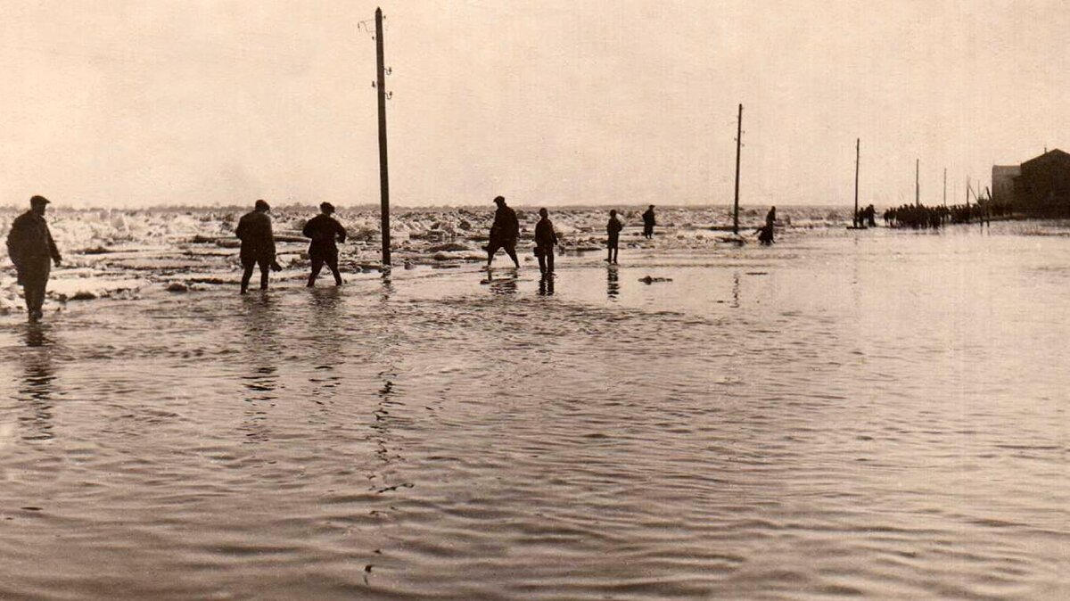 Дорога от жилых домов к заводу Красный Профинтерн, 1930-е гг.