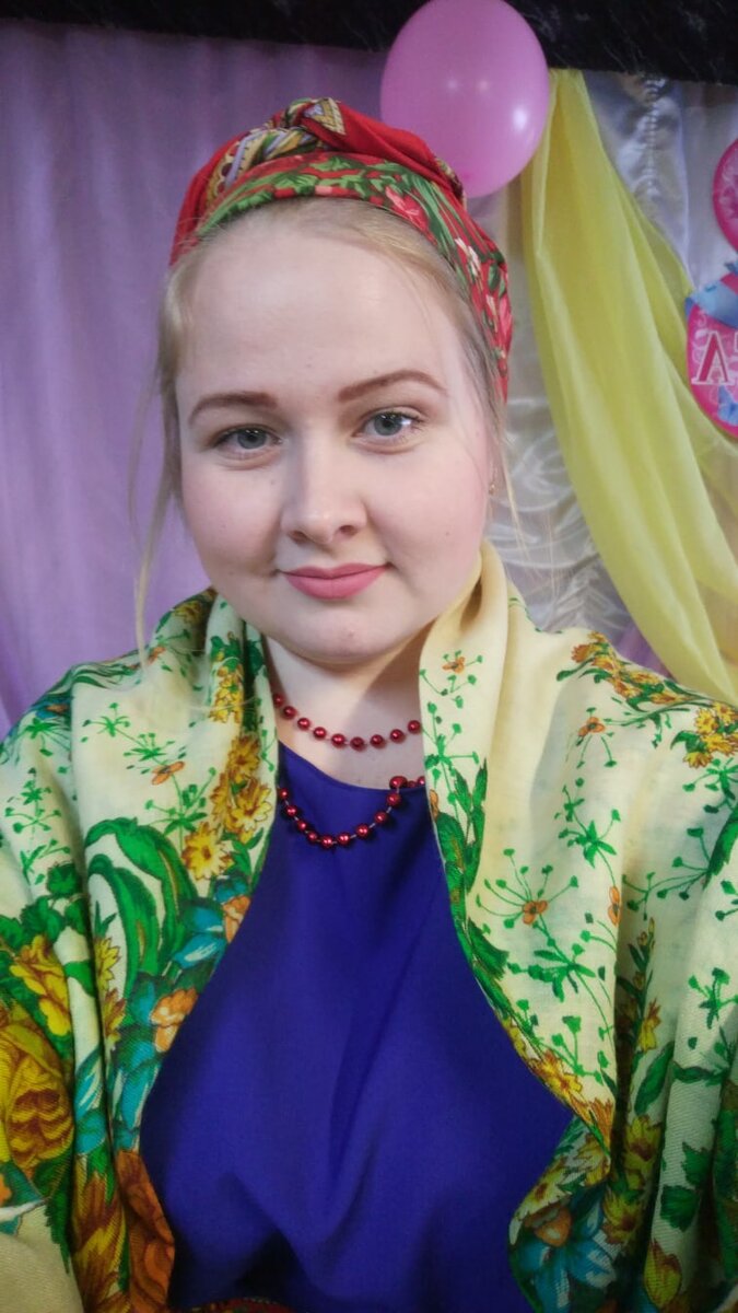 в костюме, готовились к 8 марта в 2020 году