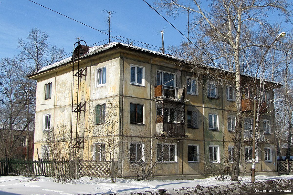 Бывают 3-х, 4-х и 5-ти этажей