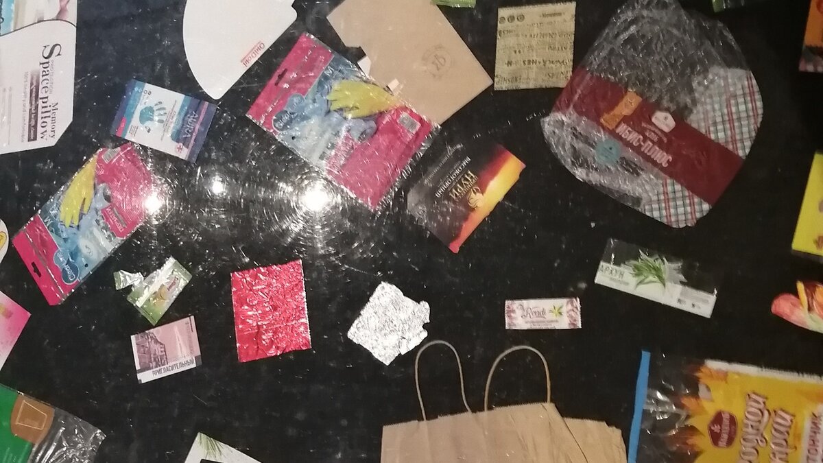     «Пакетик, который хотел быть нужным» — так называется спектакль, премьеру которого Приморский краевой театр молодёжи покажет 24 сентября, уже завтра. Да, это постановка, где главный герой — пластиковый пакет.