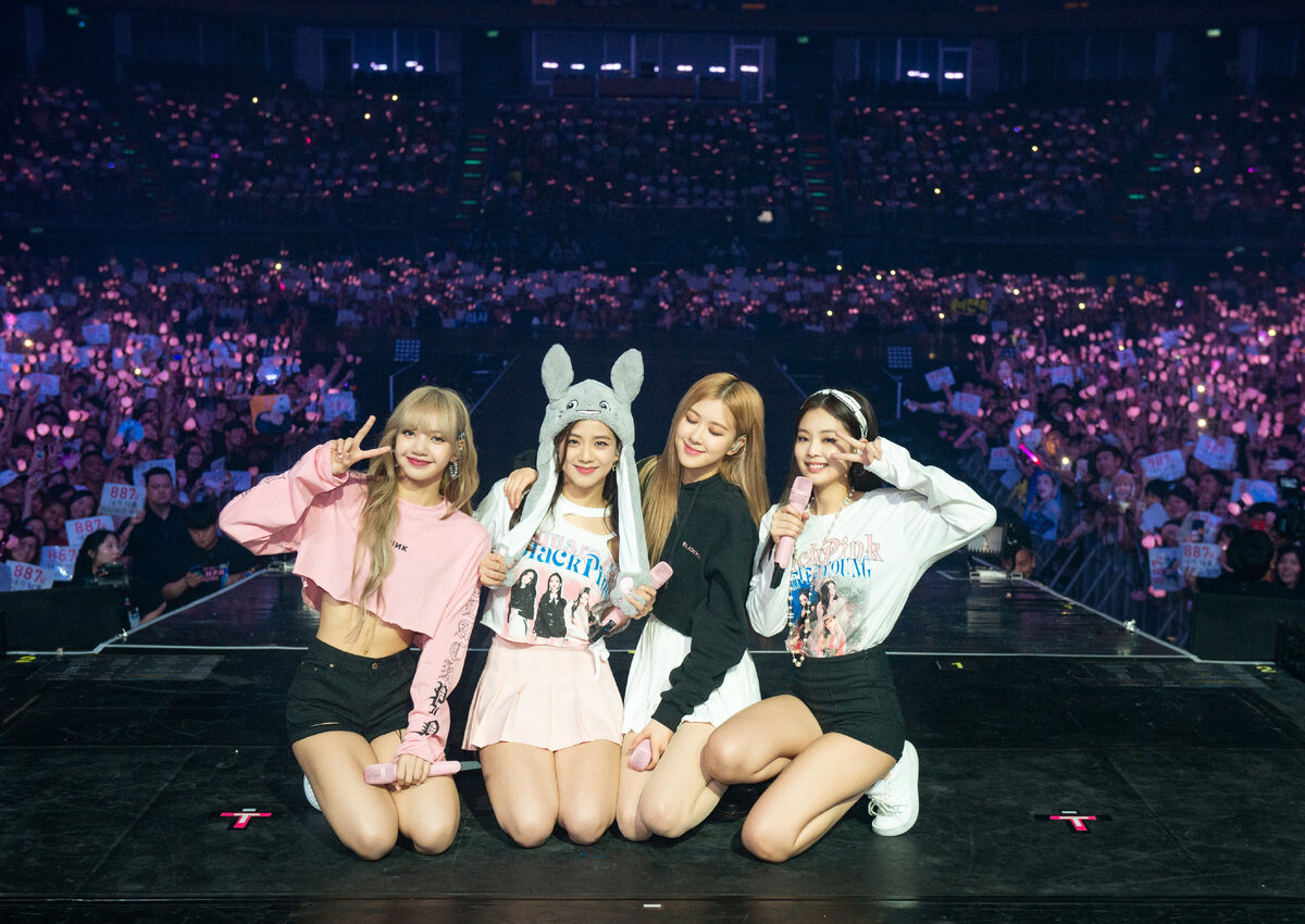 Концерт блэкпинк. BLACKPINK Concert. Блэк Пинк концерт. Блэк Пинк на сцене. Наряды блэкпинк World Tour.