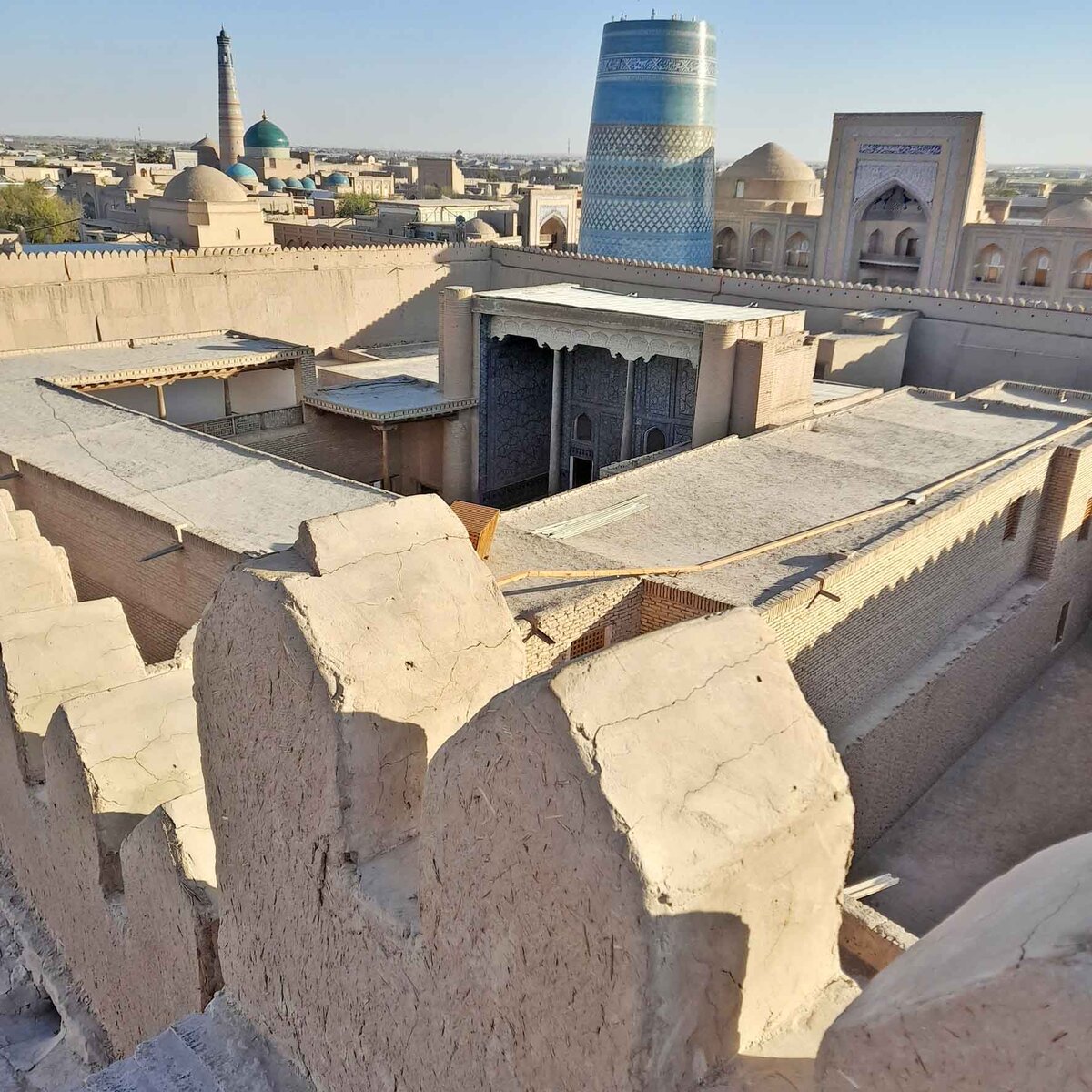 Куня-Арк. От былой роскоши не так уж много и осталось. Последняя реставрация была в начале XIX века. Айван с сине-белой майоликой - это Курынишхона (зал приёмов). 