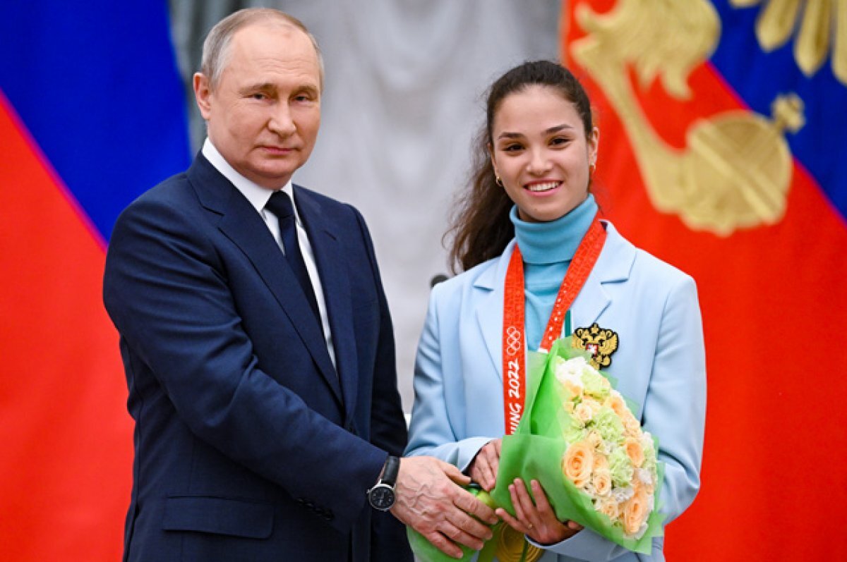    Президент РФ Владимир Путин и олимпийская чемпионка по лыжным гонкам Вероника Степанова на церемонии вручения государственных наград золотым медалистам XXIV зимних Олимпийских игр