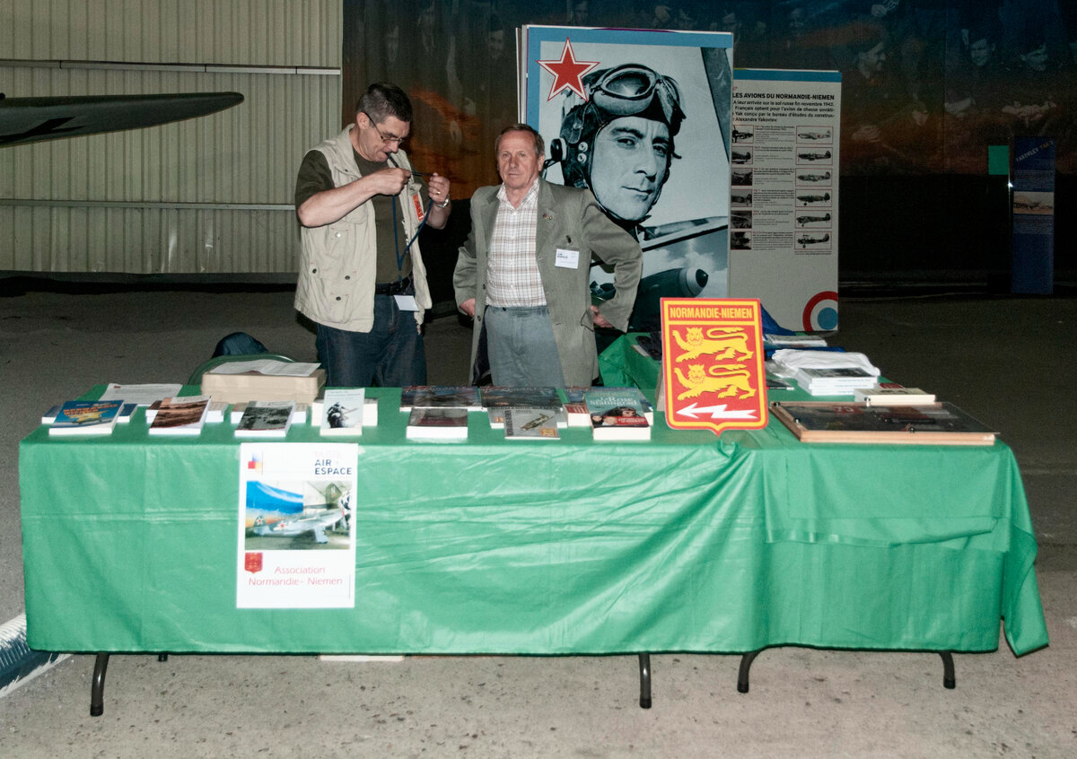 Музей авиации Франции находится в Ле-Бурже, где проходит авиасалон. Музей очень неплох. В 2013 г. Як-3 в экспозиции отсутствовал (видимо, реставрировали), но без "Нормандии-Неман" не обошлось. Столик с книгами о советско-французском братстве по оружию уютно разместился под плоскостью крыла истребителя FW-190. 