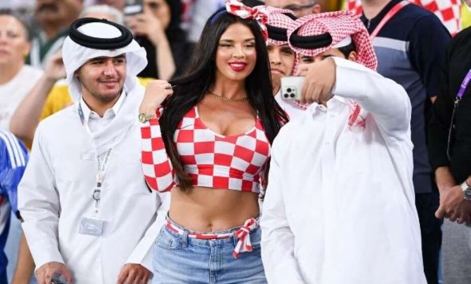    На трибунах катарских стадионах Ивана Кнолль пользуется большим успехом. Фото: Соцсети Иваны Кноль