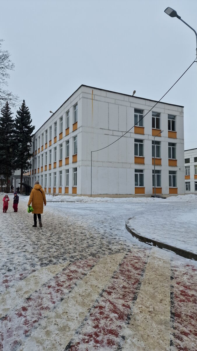Так выглядит здание школы (филиал, который находится возле нашего дома)