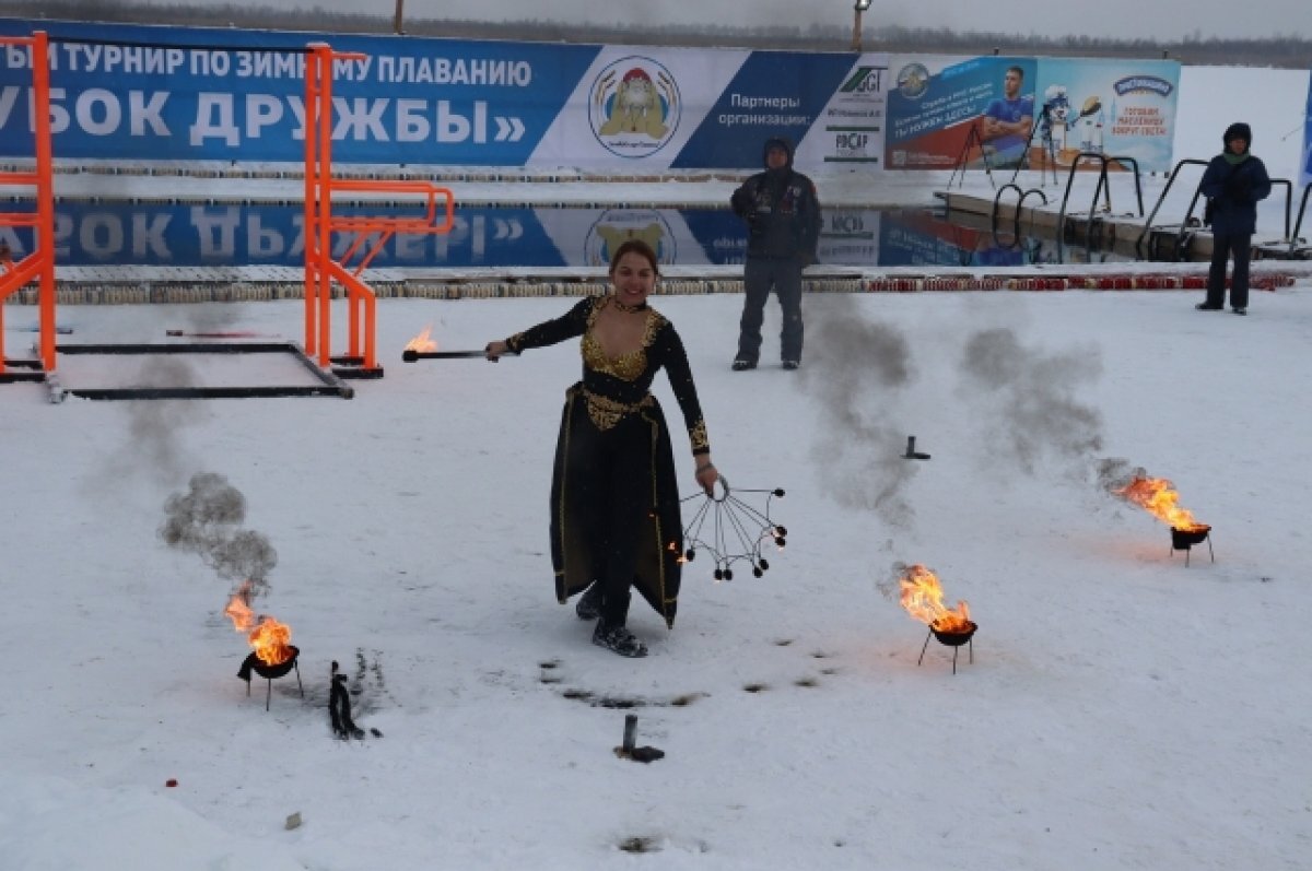 Пир огня. Фаерщица. Шоу на озере. Озеро чемпионов Тюмень. Озеро чемпионов Тюмень купание.