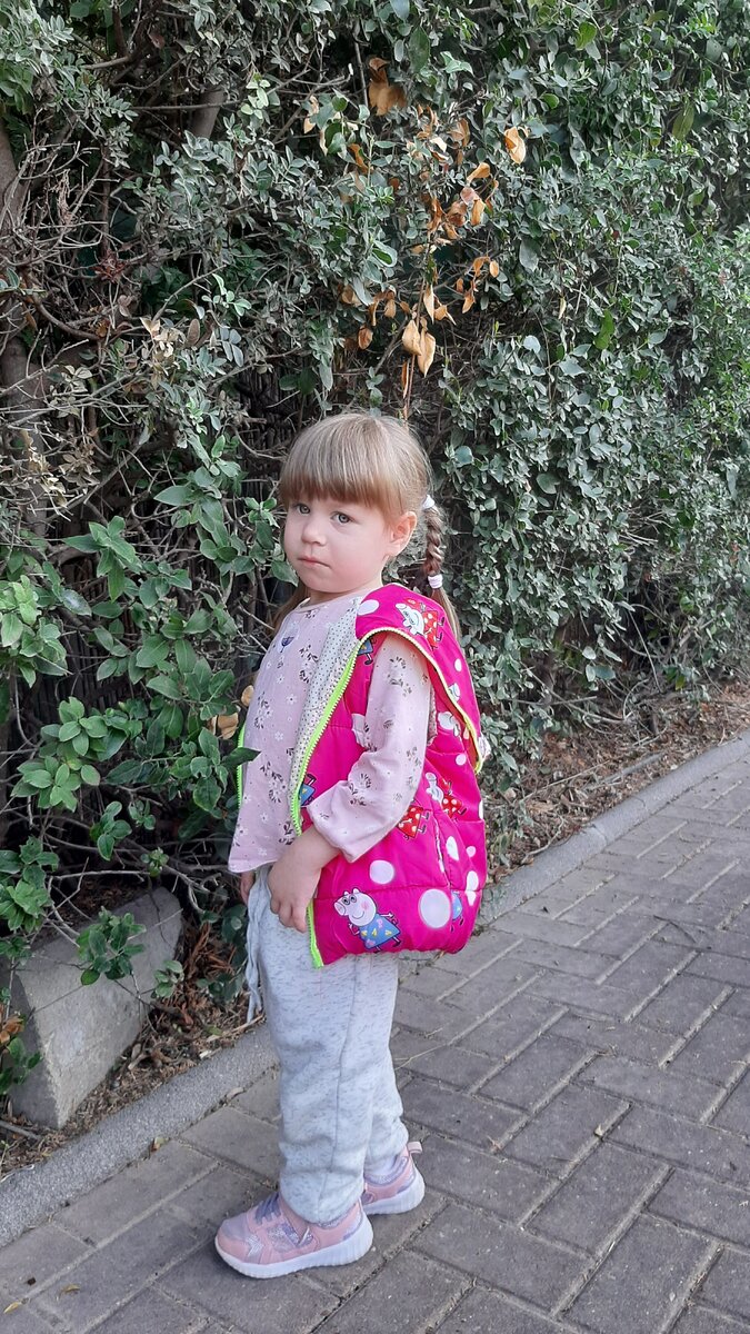 Соня отказывается уходить из ган еладим. Говорит давай еще чуть чуть тут поиграем с друзьями.