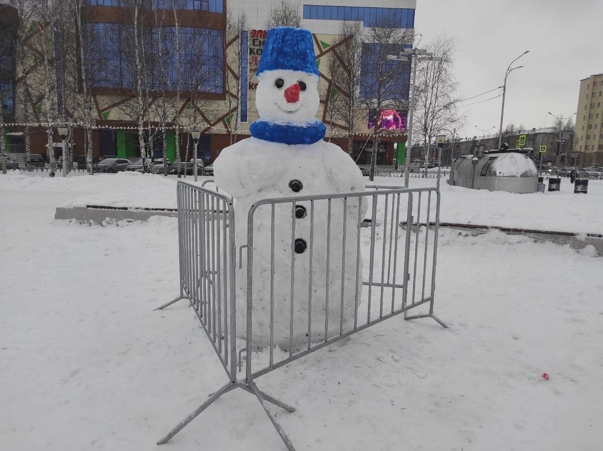    Скандальные новогодние фигуры в Нижневартовске покрасили – горожане в шоке