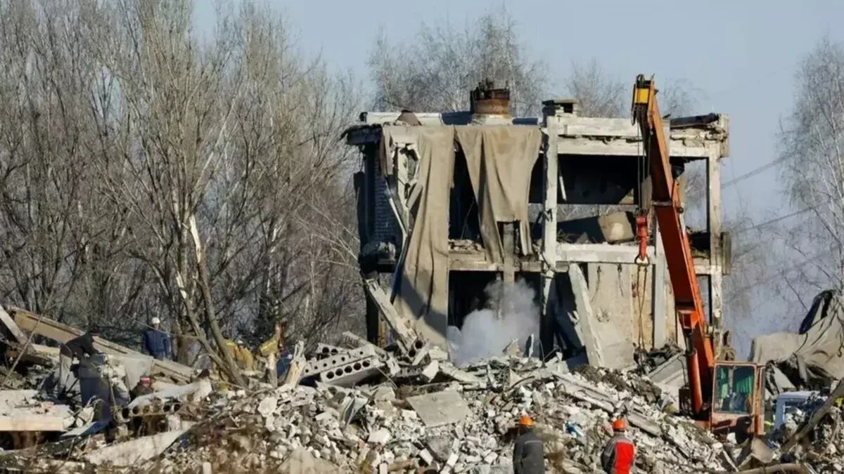 Разрушенное здание ПТУ в Макеевке после обстрела ВСУ. Фото: Александр Ермоченко/Reuters