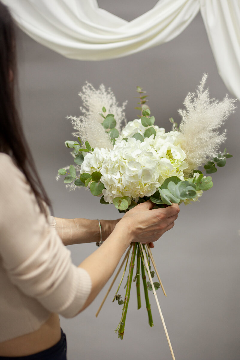 Букет невесты из гортензии, эвкалипта и кортадерии от флористов «Цветы Счастья»