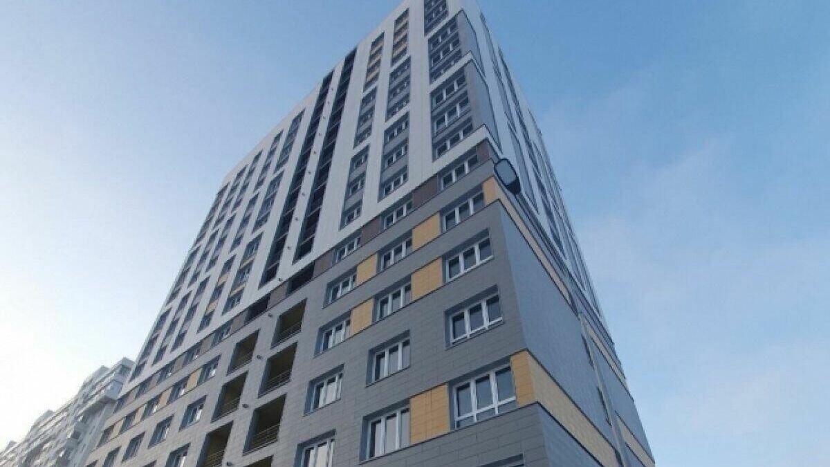     Жилой дом располагается рядом с метромостом.