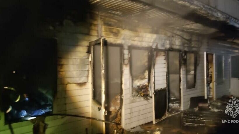     В Казани на улице Зорге горели четыре торговых павильона внутри Приволжского рынка. Об этом сообщили в пресс-службе ГУ МЧС России по Татарстану.