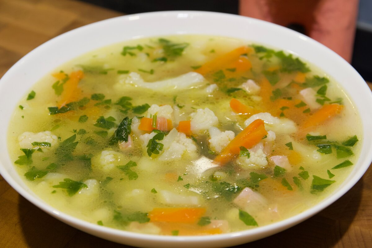Рецепты первых блюд для диабетиков. Суп с цветной капустой. Овощной суп с цветной капустой. Супы на овощном отваре. Постный овощной суп.