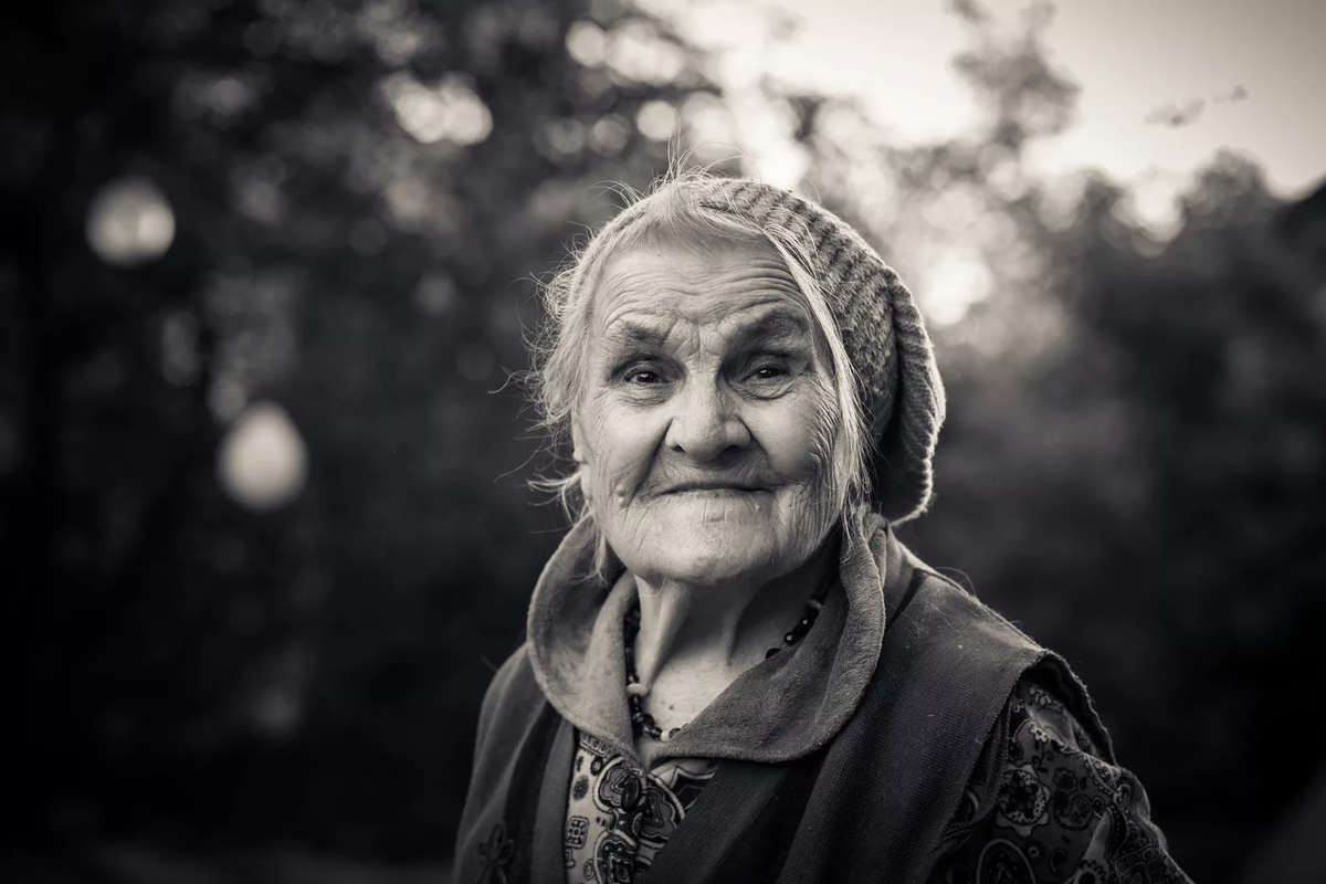 Девка старше. Фотографии бабушек. Фото старухи. Старая женщина. Бабушка улыбается.