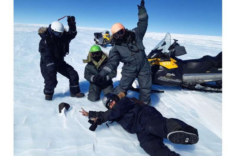 Учёные радуются находке как дети. Фото Maria Valdes.