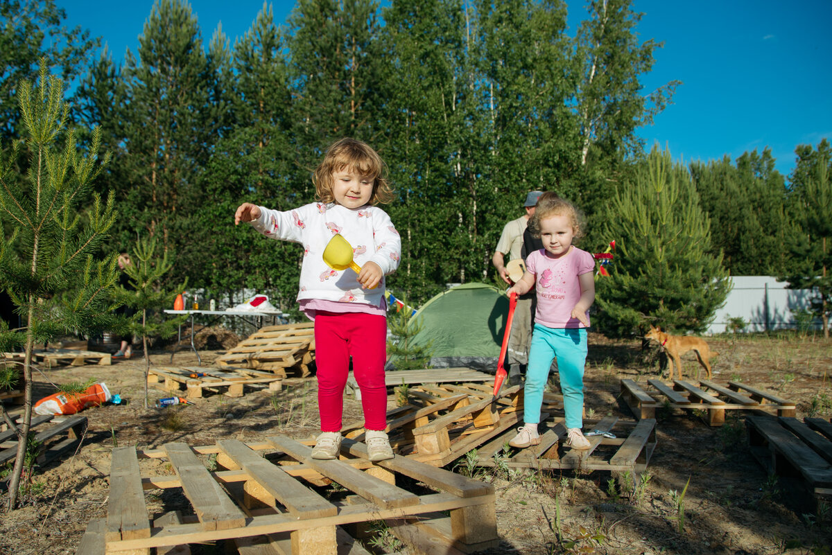 Near shoring. Волонтеры Сургута. Волонтеры чистят берег.