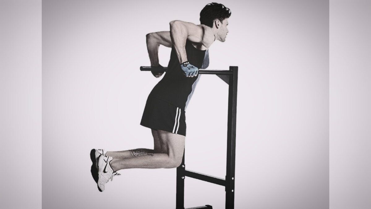 Отжимания на брусьях