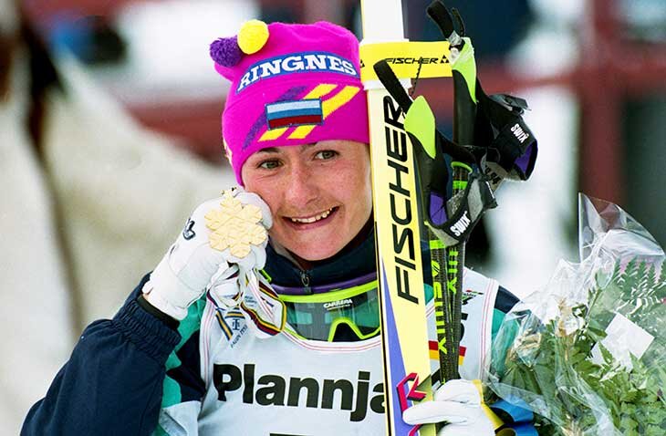 И снова всем привет, вы как всегда на канале истории спорта. Статья будет о величайшей спортсменке, лучшей лыжнице Елене Вяльбе. Это сейчас все знают Елену Вяльбе как президента федерации лыжных гонок России. Но 20 с лишним лет назад спортивный мир с облегчением выдохнул, когда Елена Валерьевна приняла решение уйти из спорта. Она была выдающейся спортсменкой, выиграла все возможные титулы, а в Книге рекордов Гиннеса Вяльбе записана как лучшая лыжница 20-го века, про которую сняли фильм: "Белый снег". Обо всем этом мы и поговорим далее.