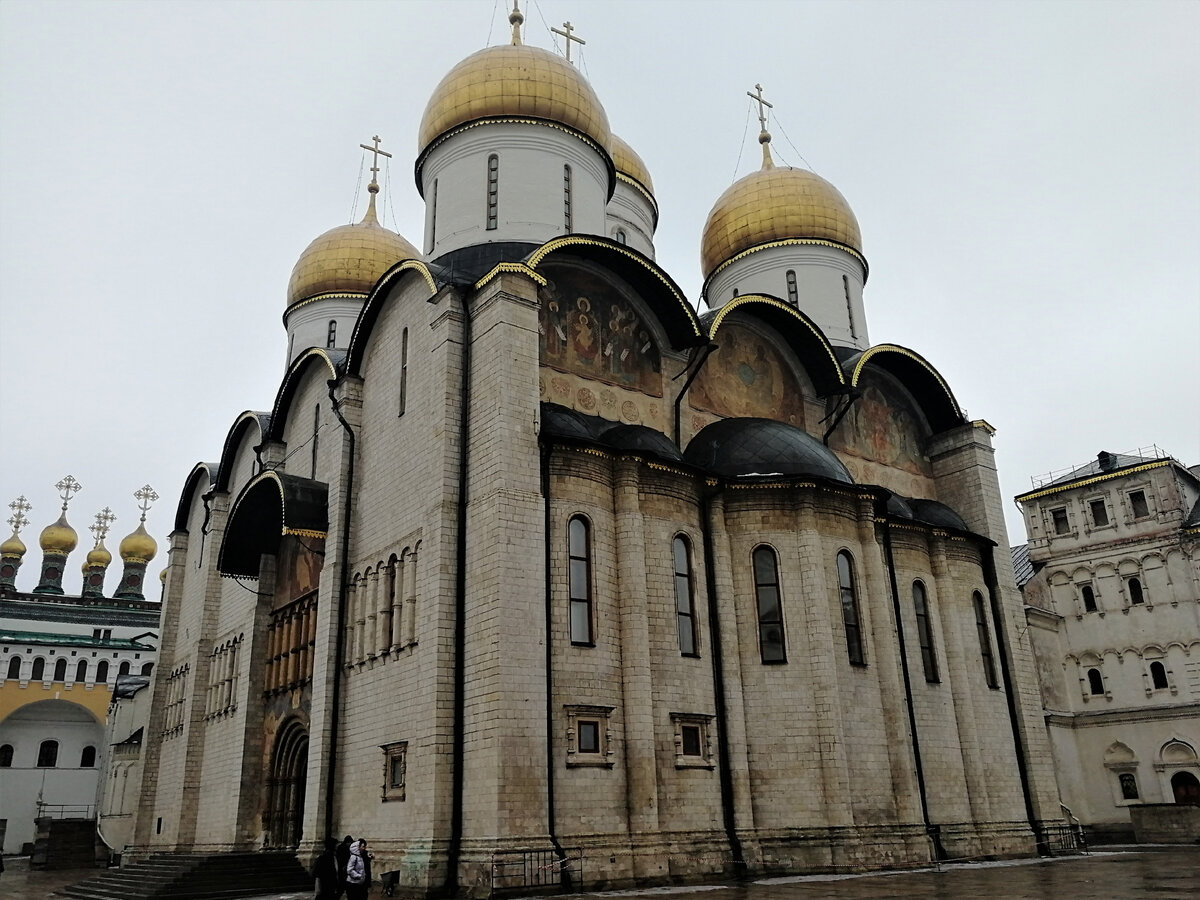 Успенский собор сейчас является главным храмом Московского Кремля, а в XV-XIX веках он был главным православным храмом Русского государства. Здесь венчали на царство всех русских царей.
