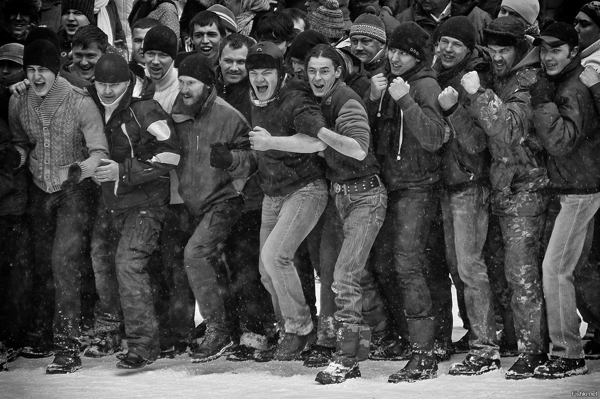 "Стенка на стенку" - старинная русская забава. 