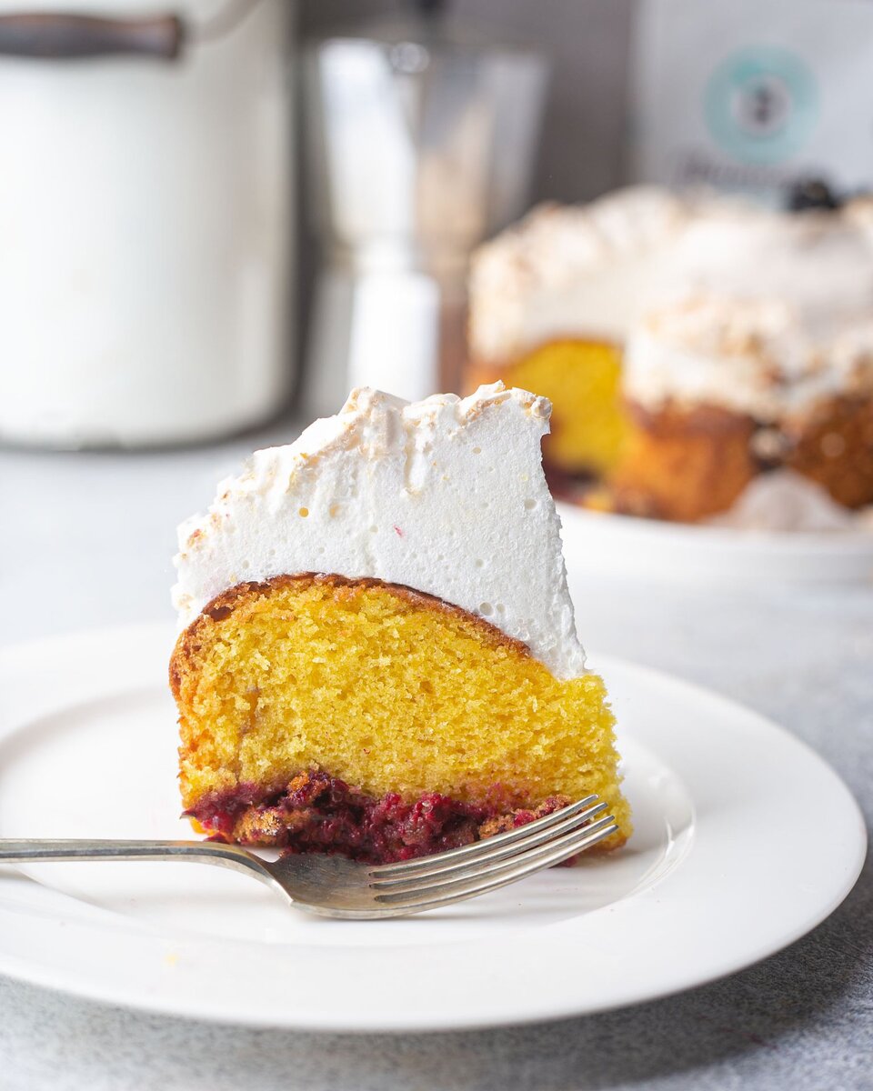 Кекс с ежевикой в облаке меренги