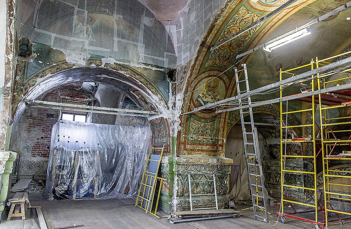 отреставрированные храмы. церковная реставрация. реставратор монументальной живописи. иконостас преображенской церкви в кижах. церковная реставрация.