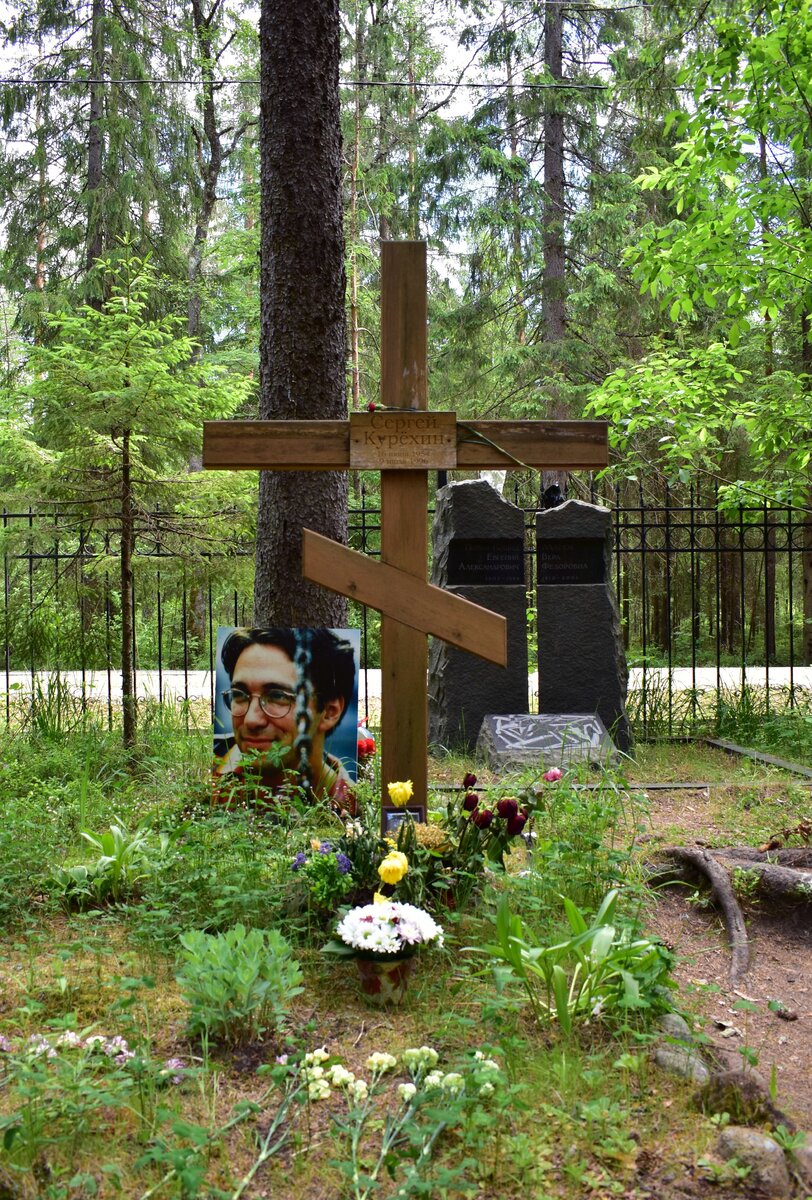 склеп сша. старое американское кладбище. комаровский некрополь. часовня всех святых на аксиньинском кладбище. могила на кладбище.