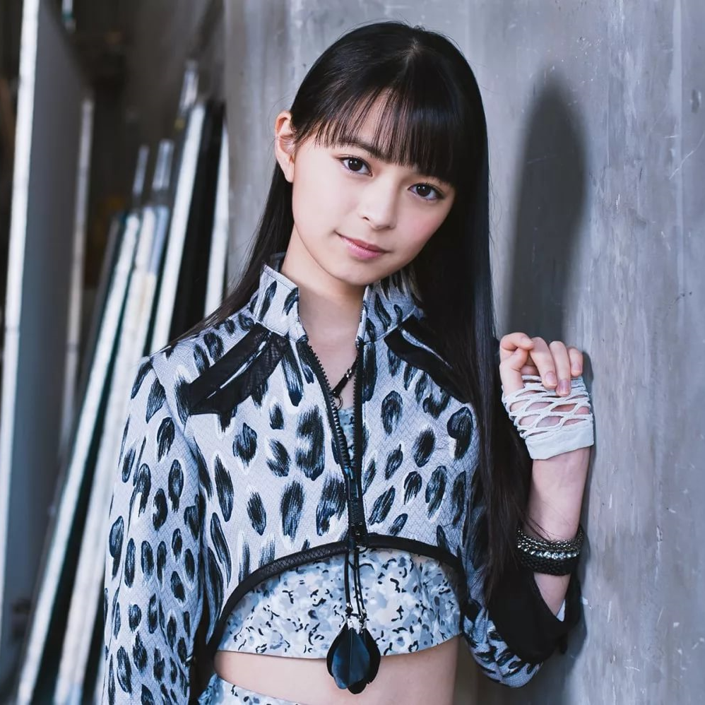 Камикокурё Моэ. Родилась 24 октября 1999 года. Рост: 152 см. Единственная участница 4-ого поколения (2015 год). 