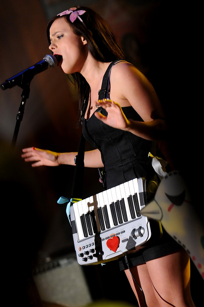 Источник: https://www.zimbio.com/photos/Lenka+Kripac/DirecTV+s+SXSW+Live+2009/CBhYI77Yvc4