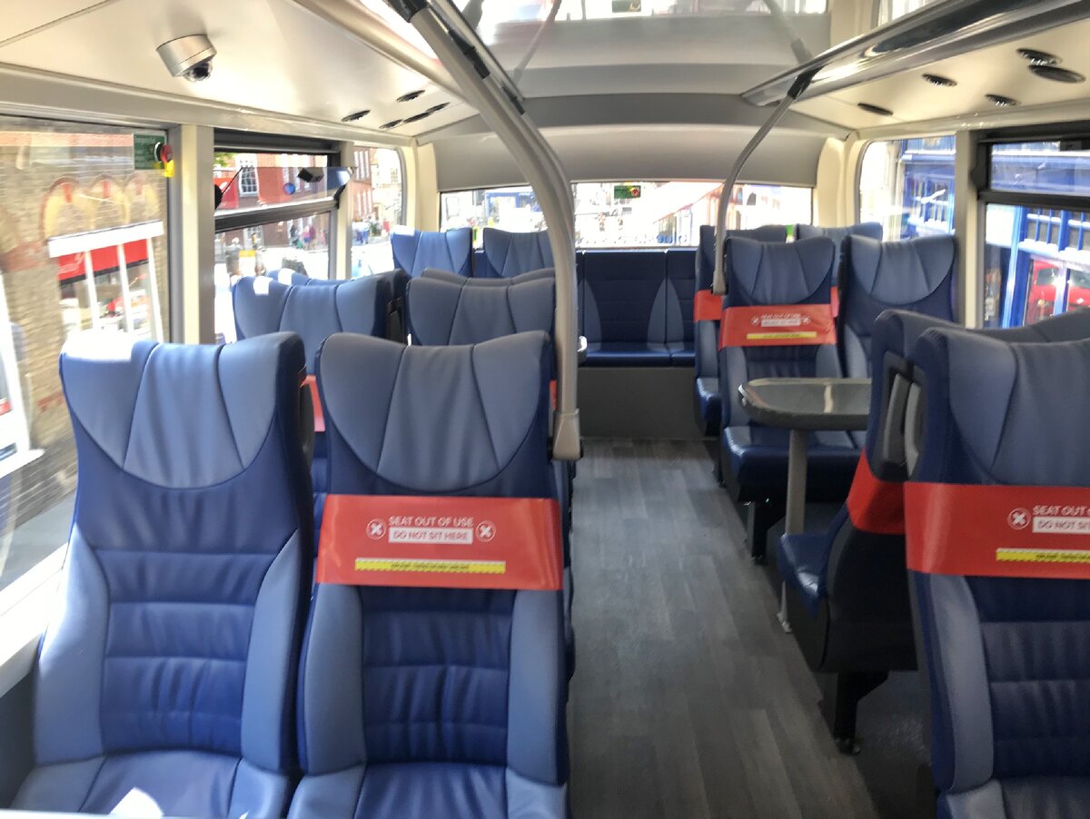 Автобус. Красными лентами обозначены места, куда садиться нельзя, чтобы соблюдать дистанцию в 2 метра. 