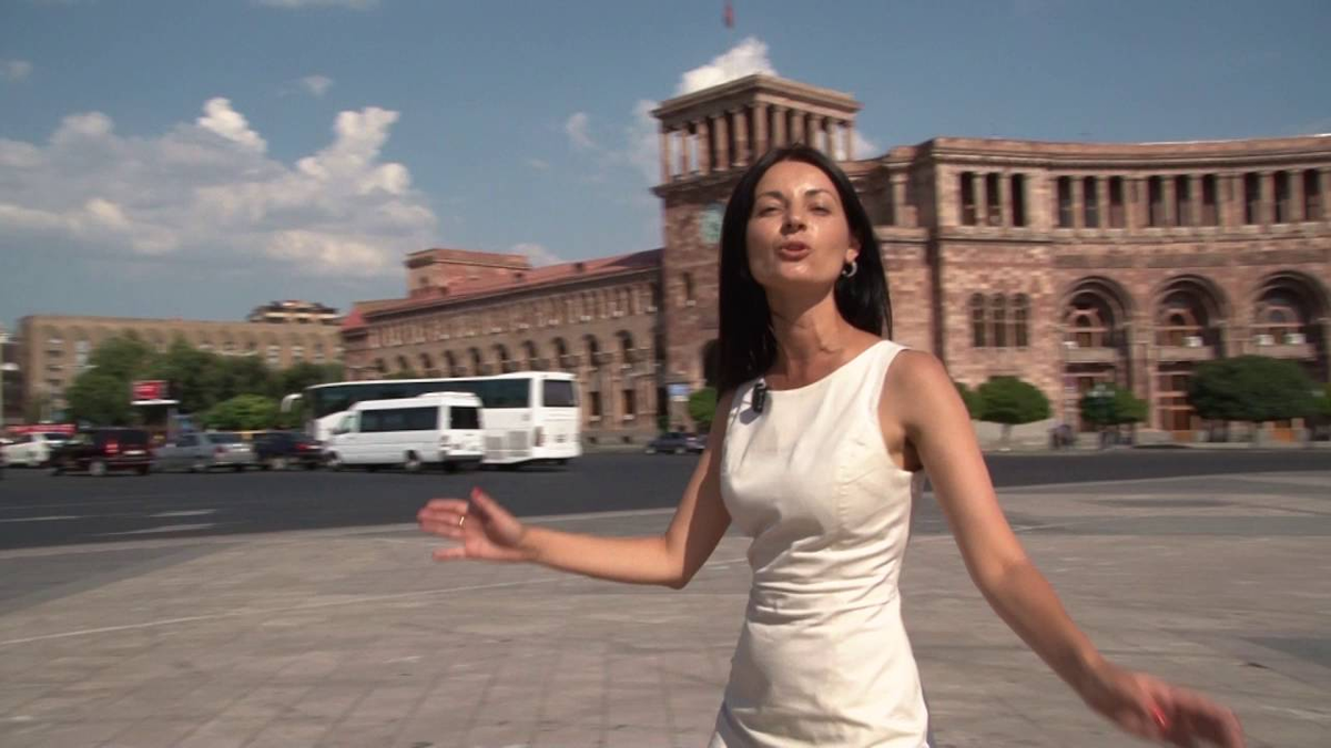 Песня ереван столица. Девушки на фоне Еревана. Ереван люди на улице. Люди в Ереване летом. Каскад Роял Ереван.