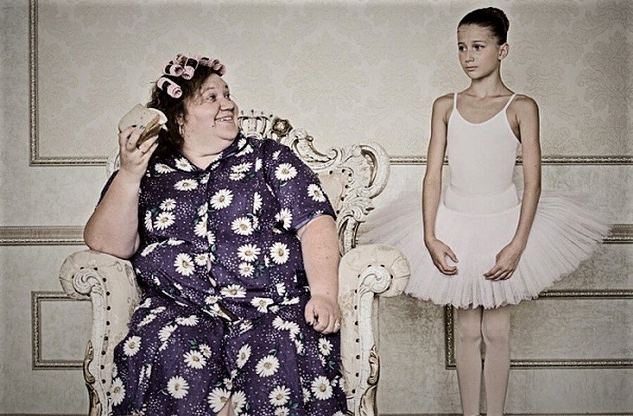 Насильно пихать в кружки точно не стоит. Польза для ребёнка от этого нулевая, даже если он успешен во всём, за что бы ни брался