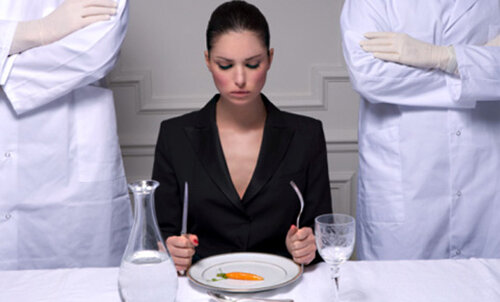 1. Долой жесткие диеты!  Помните, что для похудения не нужно себя изнурять голодом. Чем больше  ограничений, тем хуже для вашего здоровья и эмоционального состояния.  Чтобы сбрасывать вес без негативных последствий, необходимо просто  подобрать правильную диету, которая разрешает кушать все, но в небольших  количествах. Большинство людей, желающих избавиться от лишних  килограммов, совершают самую распространенную ошибку, такую как: отказ  от полноценного приема пищи, что в свою очередь приводит не только к  депрессии, но и к ухудшению здоровья, поэтому ни в коем случае не  прибегайте к жестким мерам по борьбе с лишним весом, все, что вам нужно –  правильное питание плюс спорт!