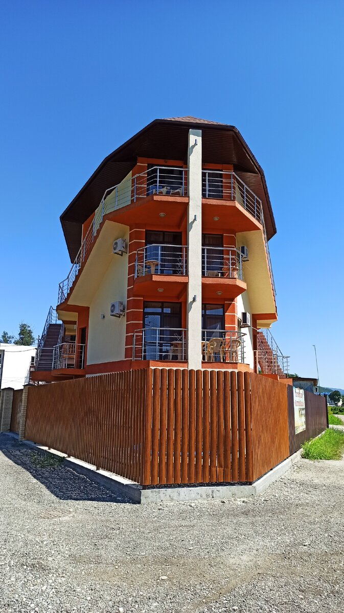 Вид с балкончиков нашего номера и сам отель. Фотографии можно листать