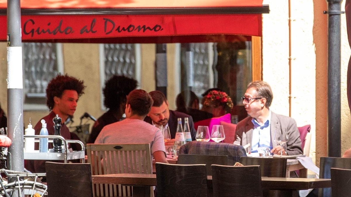 Лерой Сане все таки переходит в Баварию об этом уже говорят многие немецкие журналисты ведь они не давно сделали фото где Сане со своим агентом подписывают контракт в одном итальянском ресторане.