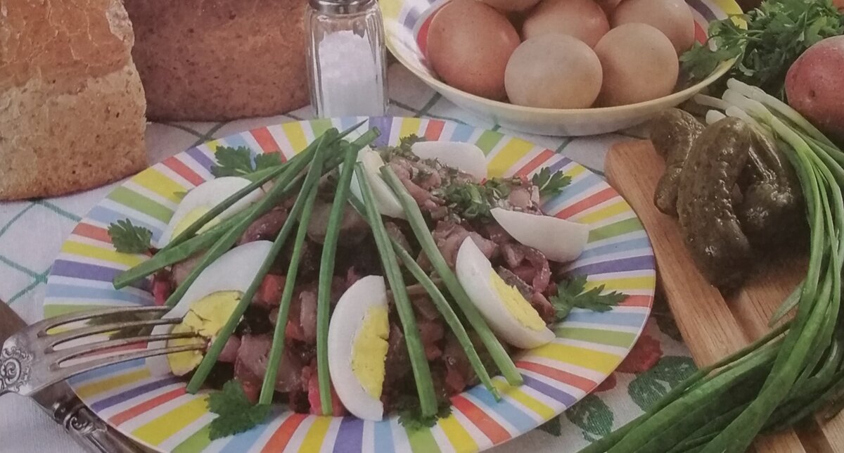 Вкус картофеля станет лучше, если при варке в воду добавить 2-3 дольки чеснока, лавровый лист и веточку чабреца.