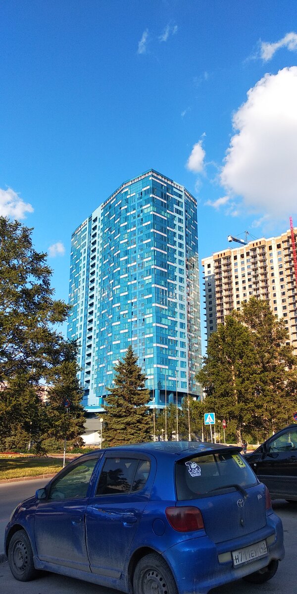 Метро Октябрьская рядом.