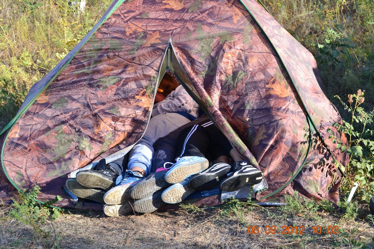 Источник: https://yandex.ru/images/search?pos=85&p=2&img_url=https%3A%2F%2Fshutniki.club%2Fwp-content%2Fuploads%2F2020%2F03%2Fprikol_otdyh_na_prirode_2_23105414.jpg&text=палатка%20отдых&lr=18&rpt=simage&source=wiz