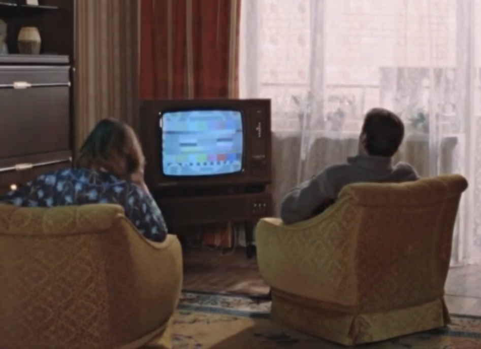 Тв не верит слезам. Перед телевизором. Телевизор СССР. Пара перед телевизором. Стол перед телевизором.