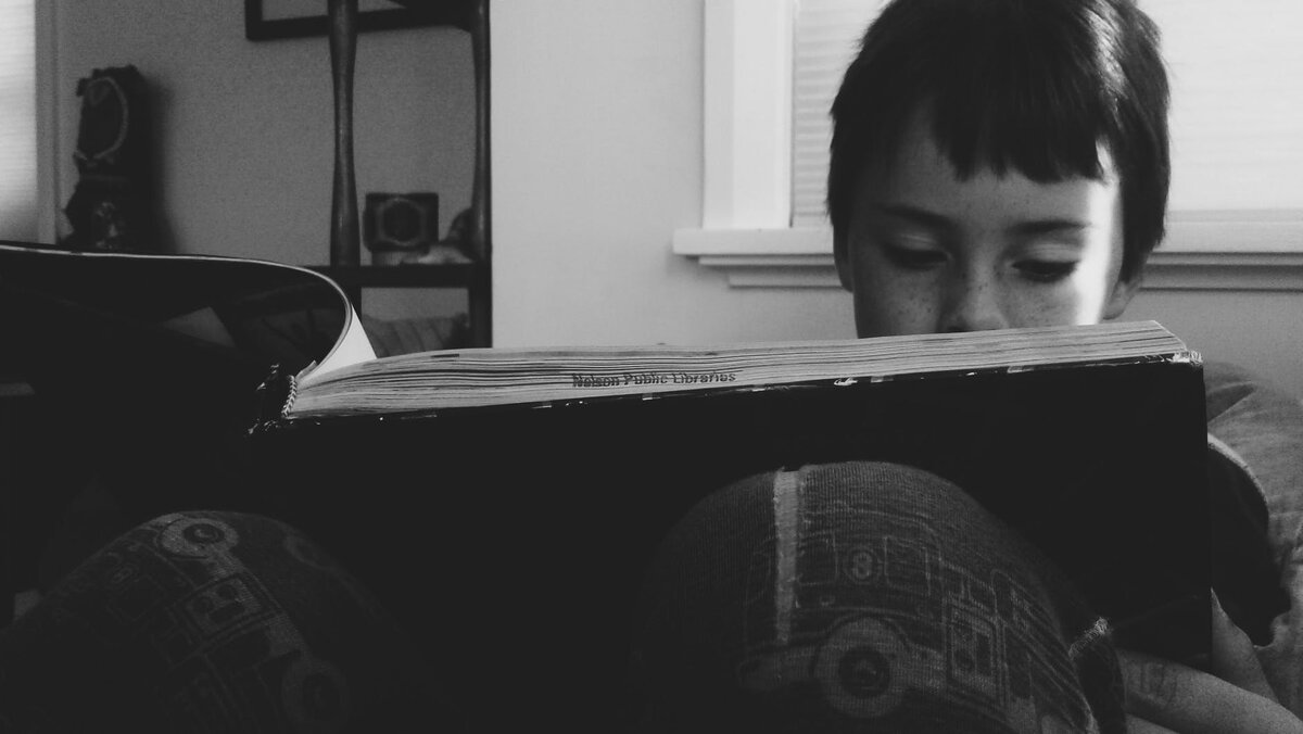 Старшим дошкольникам пора начинать читать достаточно длинные повести с закрученными сюжетами и ненавязчивой моралью. 