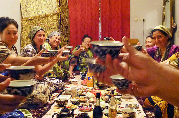Почему узбеки едят плов руками?