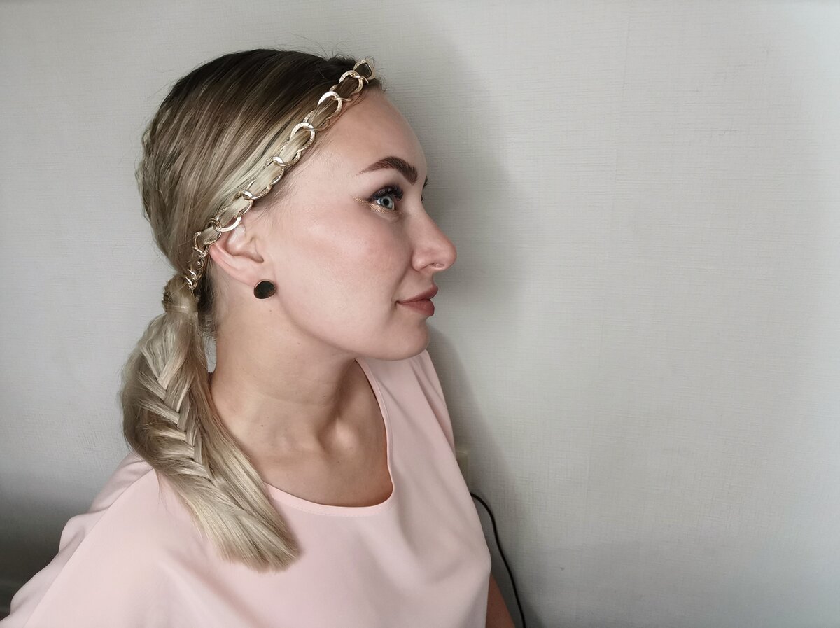 Ну что, будем удивлять и поражать красотой? Тогда придётся немного расстараться. Берём прядь от лица, обрабатываем её любым укладочным средством, чтобы сделать послушной (пенка, мусс, паста). Крепим невидимкой цепь к основанию пряди и начинаем вдевать прядь в звенья цепи через одно. Но не нужно вдевать прядь как нитку в иголку) Острым кончиком расчёски (если такой нет берём зубочистку), проталкиваем прядь в звено, вытягиваем её оттуда от основания. Так продеваем по всей длине пряди, крепим резиночкой. Все вместе собираем в низкий хвост, стягиваем резинкой. Резинку можно обернуть прядью волос, отделенной от хвоста и закрепить невидимкой. На хвосте плетем косу "рыбкой" (если нужно показать, как, пишите в комментариях 😉). Фсё, идём сверкать и влюблять💖